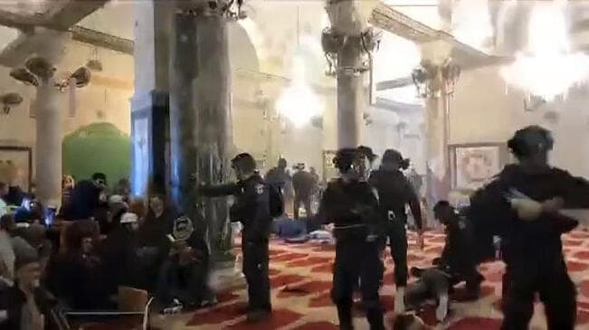 שוטרים במסגד אל אקצה בעקבות העימותים