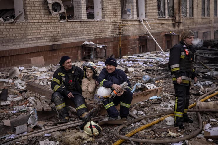 כיבוי שריפה הריסות של מרכז מסחרי תקיפה רוסית בעיר חרקוב אוקראינה