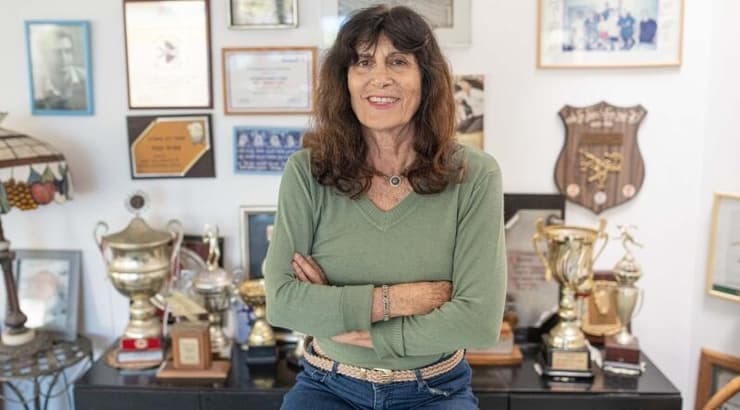 השיגה את הבנים. אסתר רוט שחמורוב