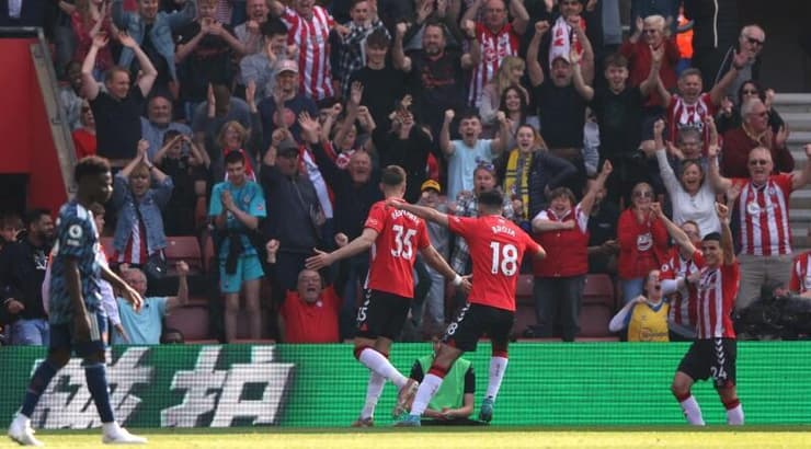 שחקני סאות'המפטון חוגגים (רויטרס) שחקני סאות'המפטון חוגגים