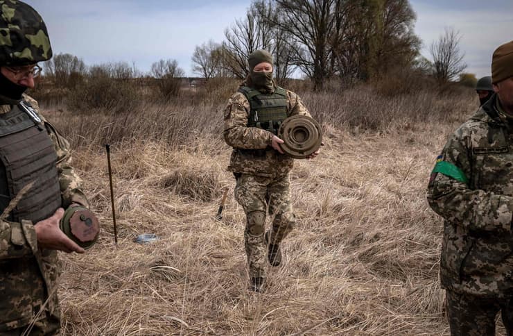 אוקראינה מסלקים מוקשים ב ברוברי פרבר של קייב מלחמה עם רוסיה