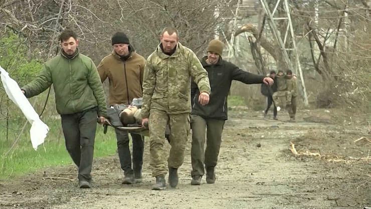 חיילים אוקראינים מתוך סרטון של רוסיה על שבויי מלחמה ב מריופול 