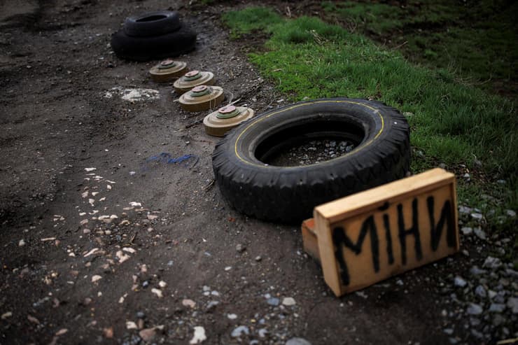 אוקראינה מסלקים מוקשים ליד חרקוב מלחמה עם רוסיה