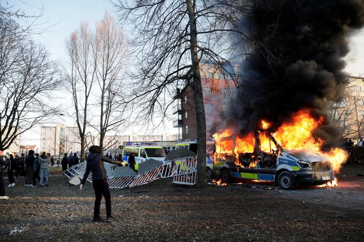 שבדיה מהומות מוסלמים נגד אנשי ימין קיצוני שריפת קוראן ב אורברו