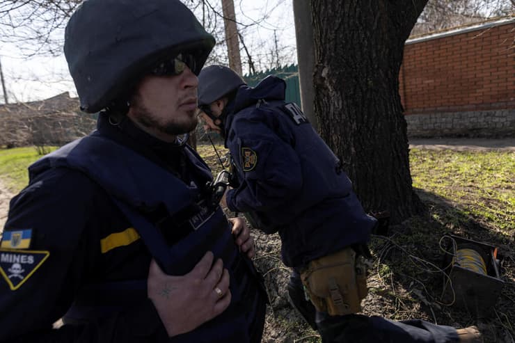 אוקראינה מוקשים מחפשים חומרי נפץ ב חרקוב מלחמה עם רוסיה