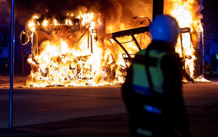 שבדיה מהומות מוסלמים נגד אנשי ימין קיצוני שריפת קוראן ב מאלמה