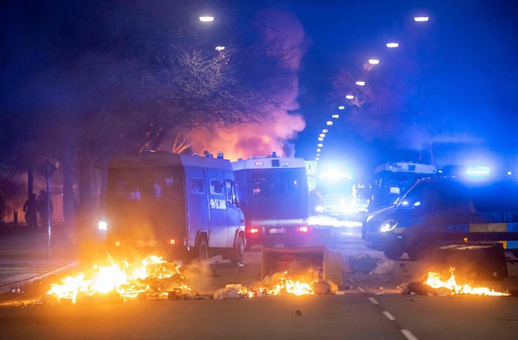 שבדיה מהומות מוסלמים נגד אנשי ימין קיצוני שריפת קוראן ב מאלמה