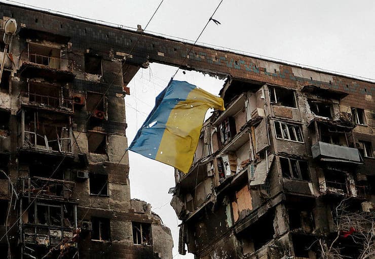 דגל אוקראינה בהריסות בניין ב מריופול
