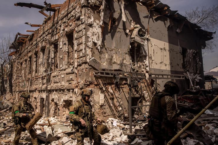 חיילים אוקראינים ליד בניינים הרוסים בחרקוב