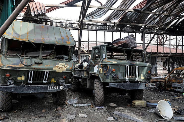 רכבים של צבא אוקראינה ב מפעל ה מתכות איליץ' ב מריופול