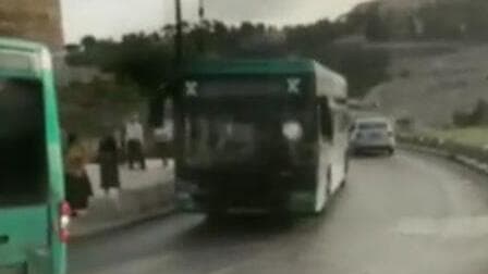 פלסטינים מיידים אבנים לעבר אוטובוס ליד שער האריות