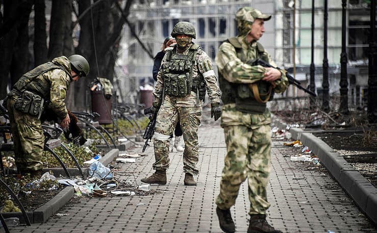 חיילים של צבא רוסיה ב מריופול אוקראינה