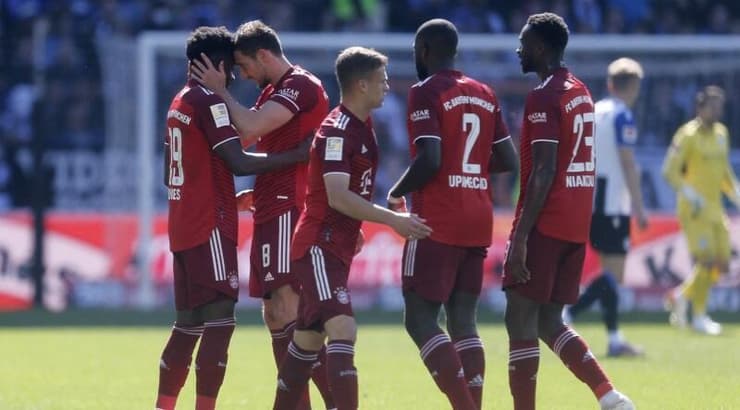 שחקני באיירן מינכן חוגגים (רויטרס) שחקני באיירן מינכן חוגגים