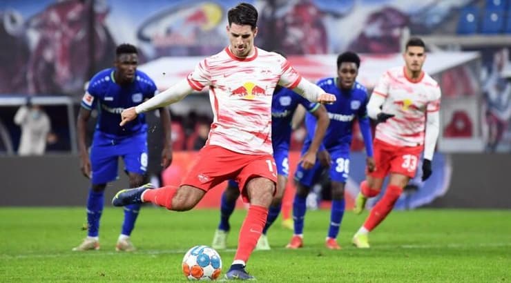 דומיניק סובוסלאי בועט (רויטרס) דומיניק סובוסלאי בועט