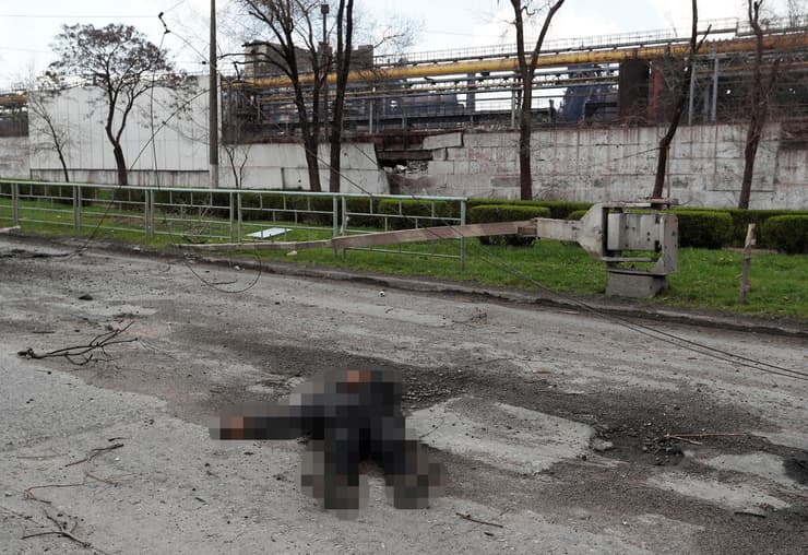 (לטשטש) אוקראינה גופה מוטלת על המדרכה ליד מפעל המתכות איליץ' מריופול מלחמה עם רוסיה