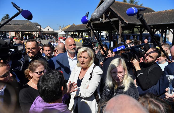 צרפת בחירות מרין לה פן מפגש עם בוחרים ב צפון צרפת