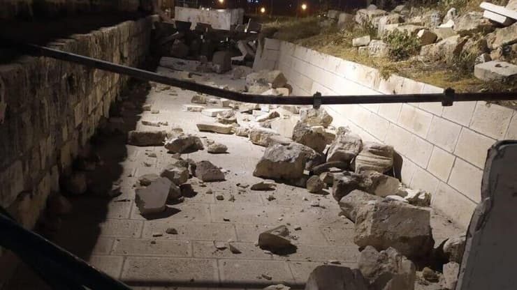 פלסטינים זרקו אבנים על נסלול שעוברים בו יהודים ליד הר הבית ירושלים