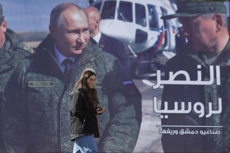 נשיא רוסיה פוטין מופיע על שלט חוצות ב דמשק סוריה במרץ 2022 על השלט נכתב בערבית "הניצחון לרוסיה"