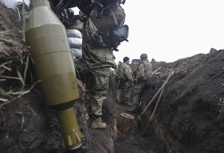 כוחות של צבא אוקראינה בתעלה באזור שבין דונייצק ו לוהנסק מלחמה  עם רוסיה