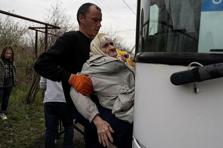 פינוי קשישים מבית אבות בעיירה צ'אסוב יאר שבמחוז דונייצק מלחמה ב אוקראינה עם רוסיה