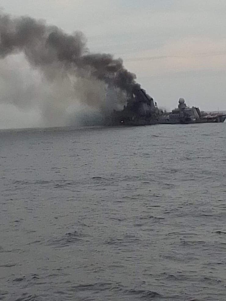 דיווח ב BBC וב גרדיאן שזו ספינת הטילים מוסקבה בוערת לפני ש טבעה רוסיה אוקראינה
