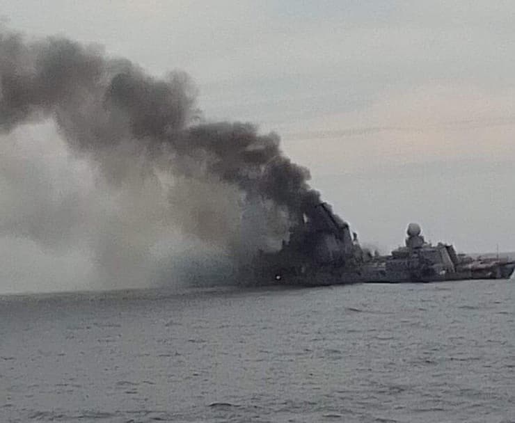 דיווח ב BBC וב גרדיאן שזו ספינת הטילים מוסקבה בוערת לפני ש טבעה רוסיה אוקראינה