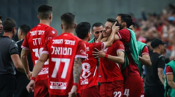 שחקני הפועל ב"ש חוגגים עם הלדר לופס (איציק בלניצקי) שחקני הפועל ב"ש חוגגים עם הלדר לופס