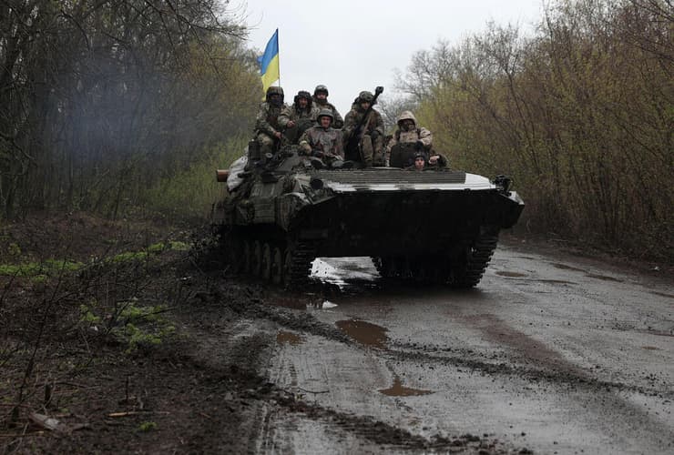 חיילים אוקראינים סמוך לקו החזית באזור העיר איזיום מלחמה ב אוקראינה עם רוסיה