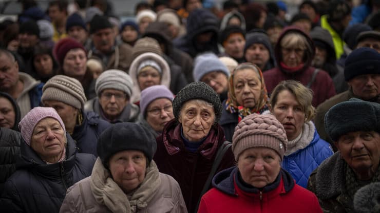 תושבים מחכים לאוכל שמחלק הצלב האדום בעיירה בוצ'ה ליד קייב מלחמה ב אוקראינה עם רוסיה