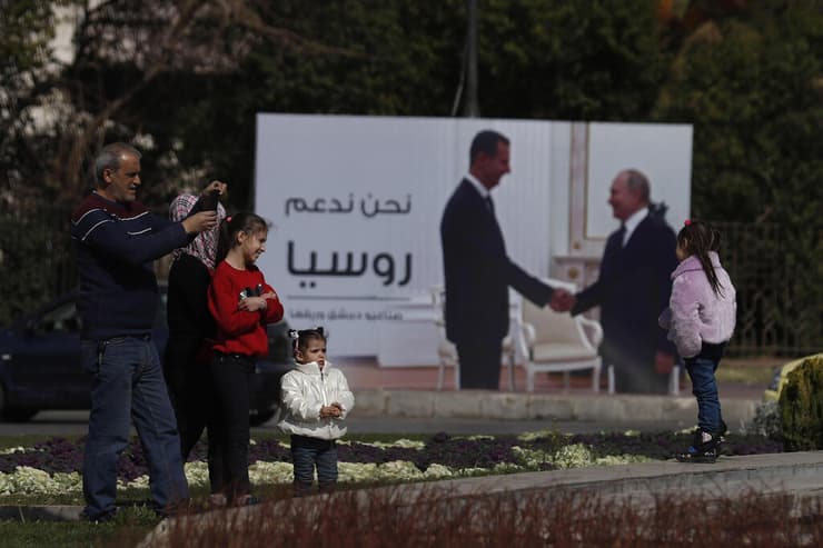 נשיא רוסיה פוטין מופיע על שלט חוצות ב דמשק סוריה במרץ 2022 על השלט נכתב בערבית "אנחנו תומכים ברוסיה"