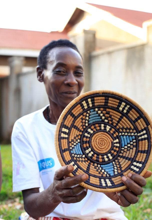אישה מחזיקה סל שסיימה לקלוע זה עתה - פרויקט מירמבה אוגנדה - כתבה של דר מוספיר