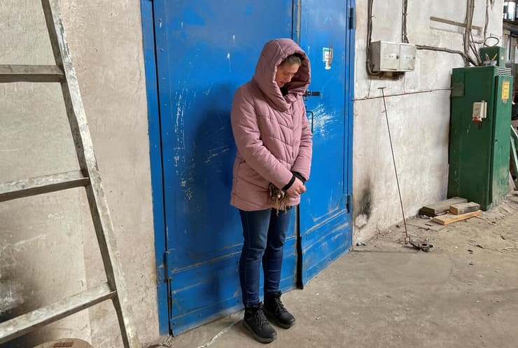 יוליה איבניקובה קטסמון מתנדבת של הצלב האדום מחוץ למפעל שבו הוחזקה בשבי הרוסי מחוז קייב אוקראינה