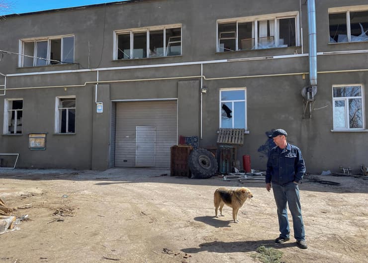 ולדיסלב ז'וקוב עובד במפעל שבו החזיק הצבא הרוסי שבויים מחוז קייב אוקראינה