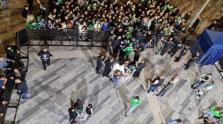 התורים בכניסה לשער 7 (פרטי) התורים בכניסה לשער 7