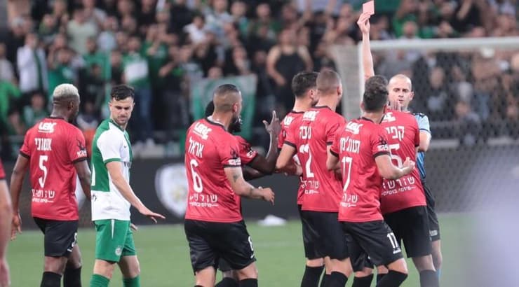 אלון תורג'מן מקבל כרטיס אדום