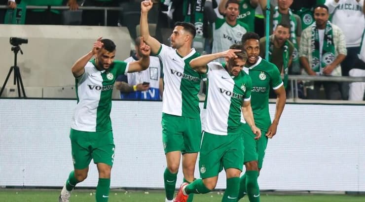 שחקני מכבי חיפה חוגגים