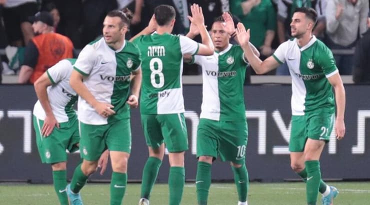 שחקני מכבי חיפה חוגגים