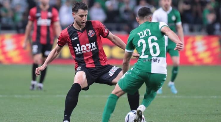 מחמוד ג'אבר עם הכדור