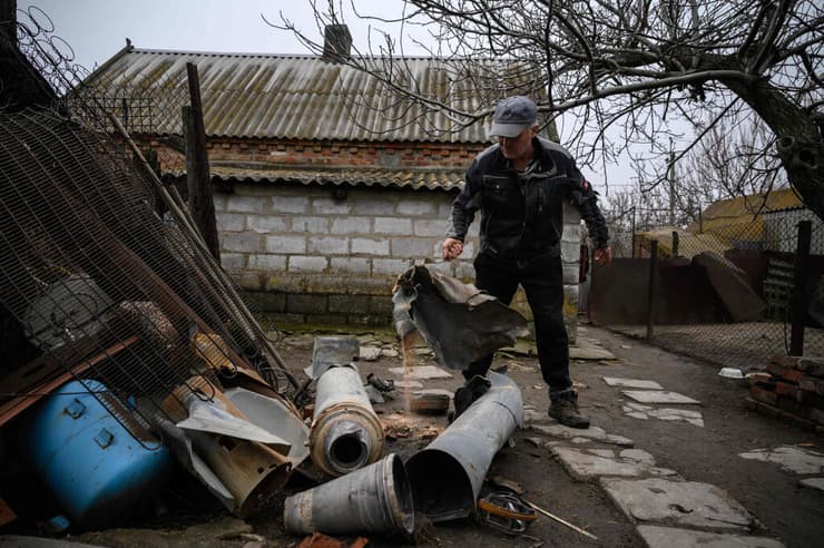 הרס מ קרבות בכפר ליד זפוריז'יה בדרום אוקראינה ב מלחמה מול רוסיה 