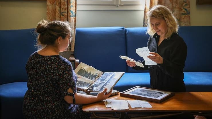 המנכ"לית נלי מרקמן (מימין) והאוצרת אורורה לטרולו עם המכתבים והתמונות