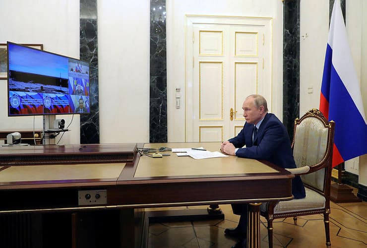 ולדימיר פוטין צופה בשיגור של טיל בליסטי בין יבשתי סארמאט רוסיה