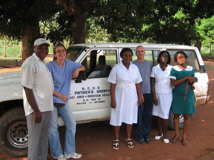 המרפאה הניידת של ד"ר אורי וד"ר בריטה שוורצמן בגאנה