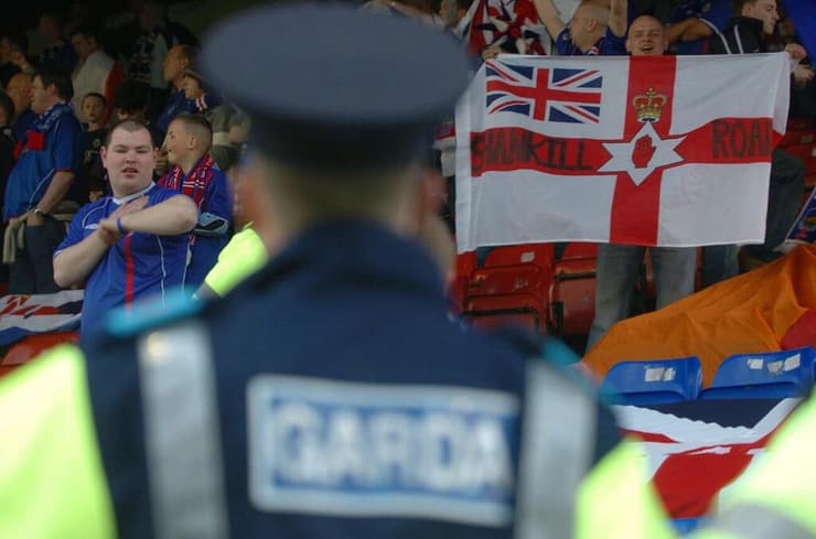 אוהדי לינפילד עם דגל של צפון אירלנד ועליו דגל בריטניה