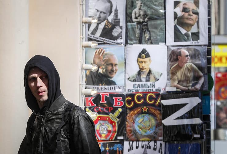 חולצה עם האות Z בחנות ב  מוסקבה רוסיה לאות תמיכה ב פלישה ל אוקראינה