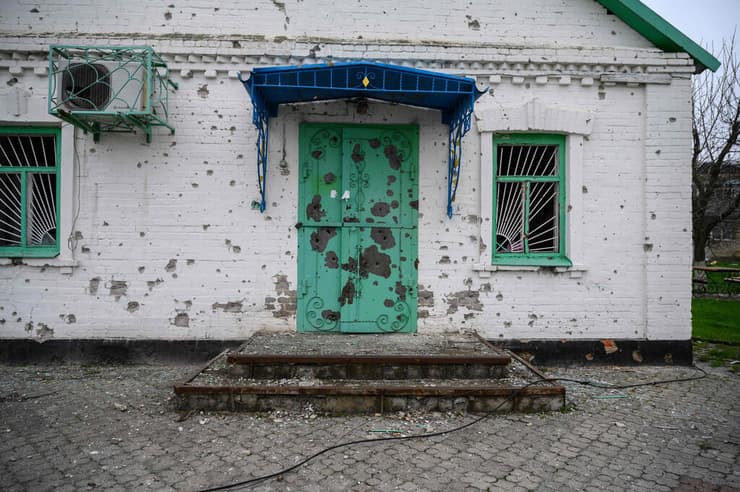 הרס מ קרבות בכפר ליד זפוריז'יה בדרום אוקראינה ב מלחמה מול רוסיה 