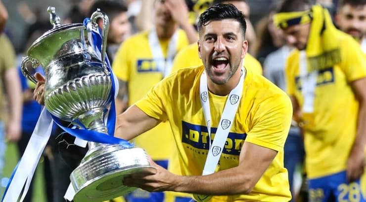 אבי ריקן חוגג עם הגביע. מראה שלא בטוח בכלל שיחזור העונה