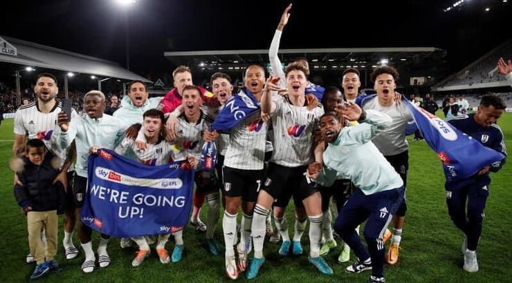 שחקני פולהאם חוגגים