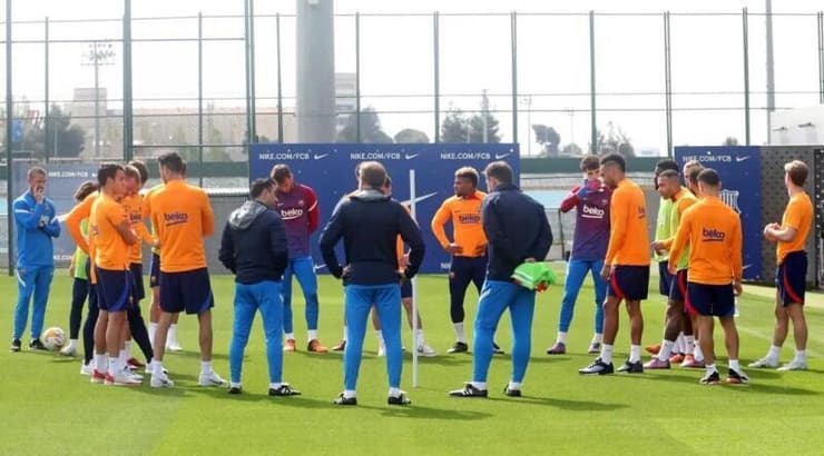 נאום תקיף. צ'אבי ושחקני ברצלונה (האתר הרשמי של ברצלונה) נאום תקיף. צ'אבי ושחקני ברצלונה