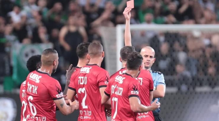 אלון תורג'מן מקבל כרטיס אדום (עמרי שטיין) אלון תורג'מן מקבל כרטיס אדום