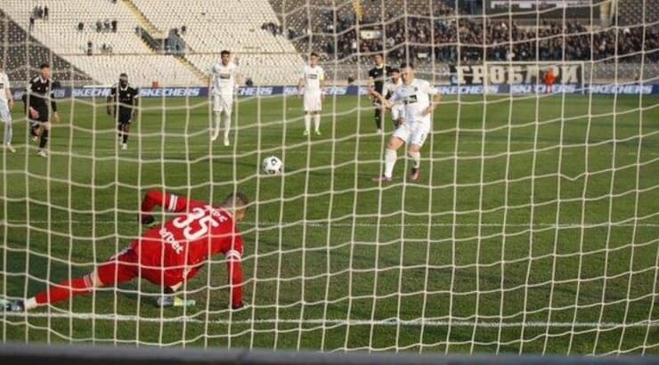 ביברס נאתכו כובש בפנדל (האתר הרשמי של פרטיזן) ביברס נאתכו כובש בפנדל